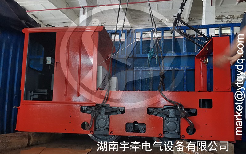 一批3吨架线式湘潭电机车发货