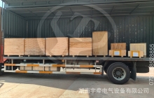 一批矿用湘潭电机车配件装车发往海外